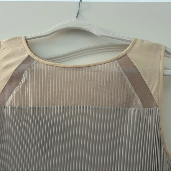 BCBG Maxazria beautiful dress size small in perfect condition - Picture 6 of 9